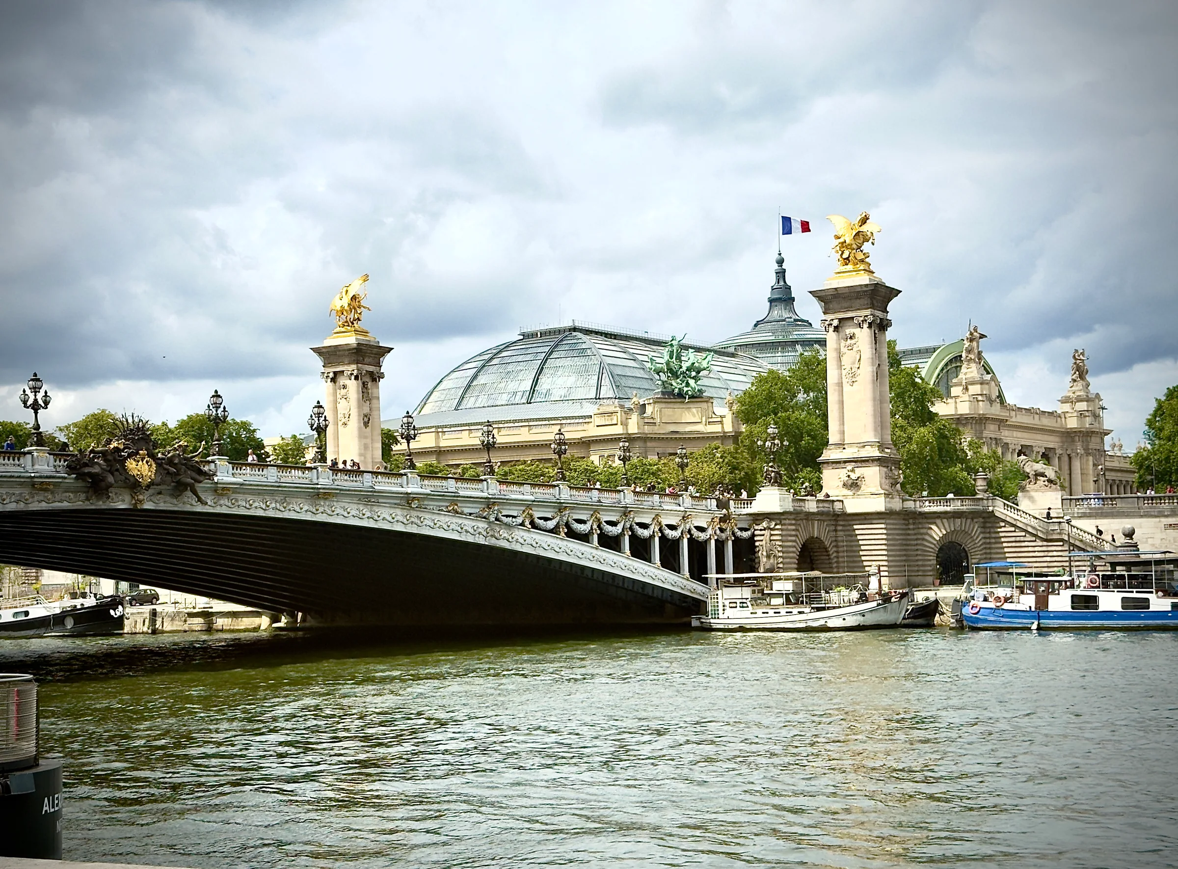Seine-Bruecke mit goldenen Details